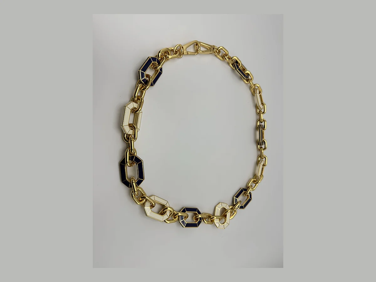 Gold chain assembly with black and white inset links
