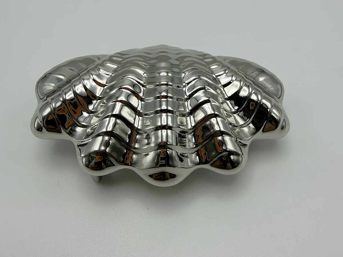 Silver sculpted shell-shaped metal hardware